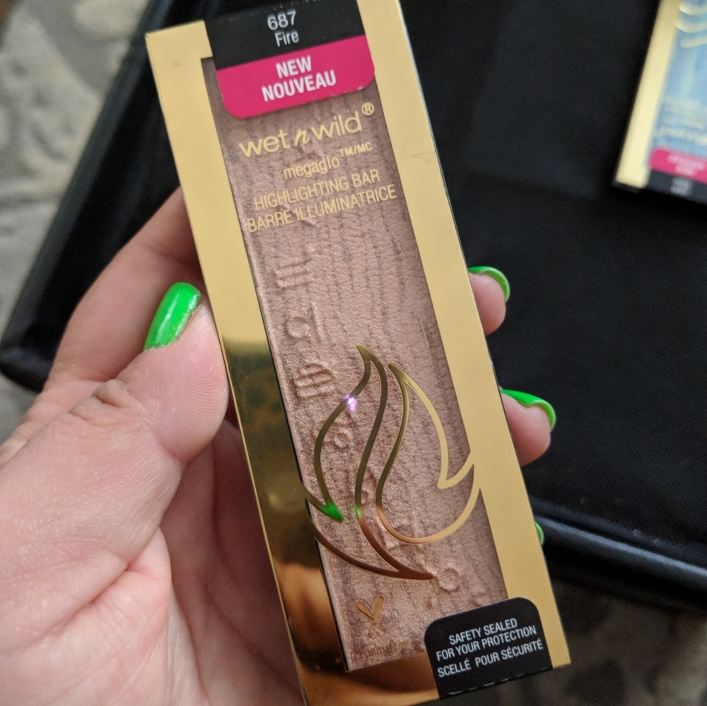 🥳 Wet n Wild Fire Highlighting Bar